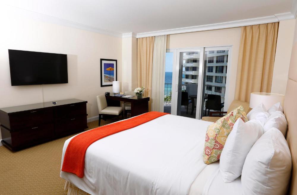 Deluxe King Room with Partial Ocean View and Balcony interior